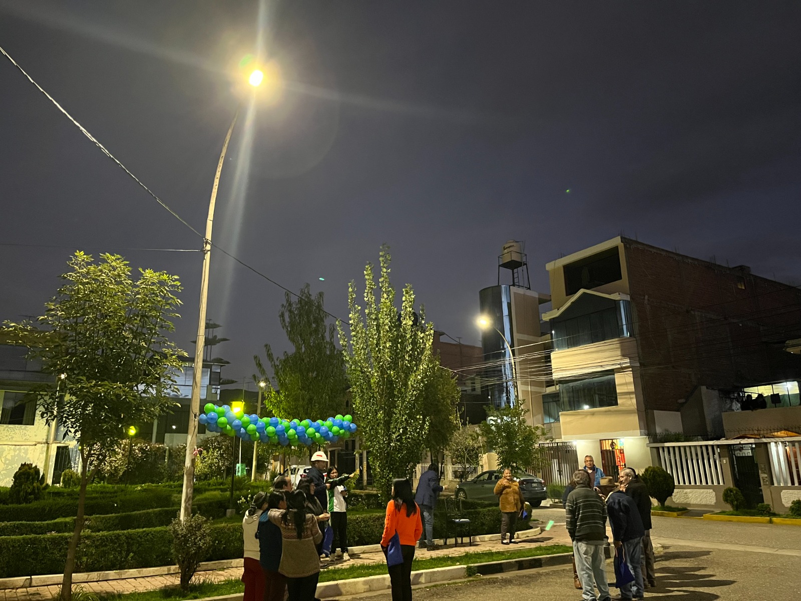 Empresa Electrocentro en trabajo coordinado con los vecinos instaló más de 400 luminarias de tecnología LED.