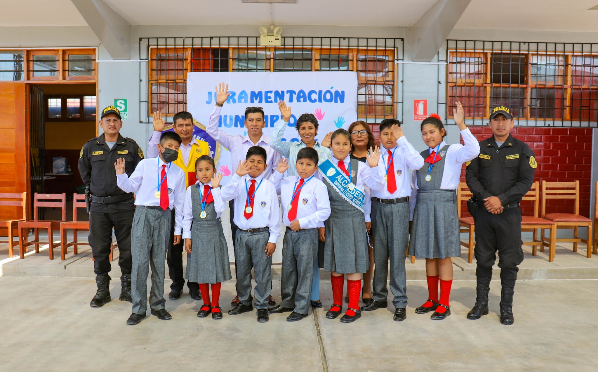 ✍️ En una significativa ceremonia, hoy la burgomaestre distrital Sra. Urbelinda Chacón Diaz tomó juramento a la alcaldesa del municipio escolar Dayhana Lucero Álvarez López de la I. E. Olga Grohmann.