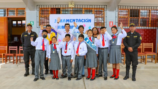 ✍️ En una significativa ceremonia, hoy la burgomaestre distrital Sra. Urbelinda Chacón Diaz tomó juramento a la alcaldesa del municipio escolar Dayhana Lucero Álvarez López de la I. E. Olga Grohmann.