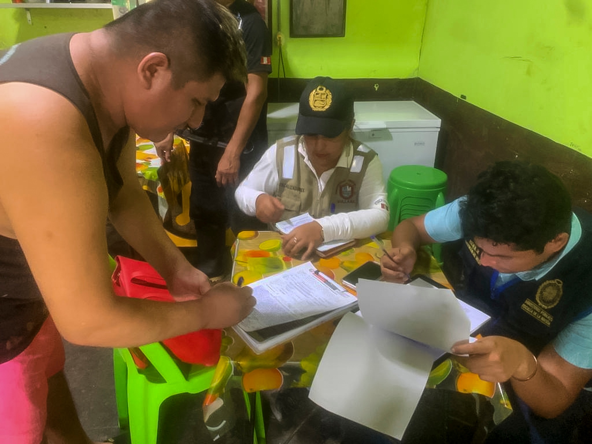 MUNICIPALIDAD CON APOYO DE FISCALÍA Y LA PNP CLAUSURAN ESTABLECIMIENTOS POR TRASGREDIR ORDENANZAS