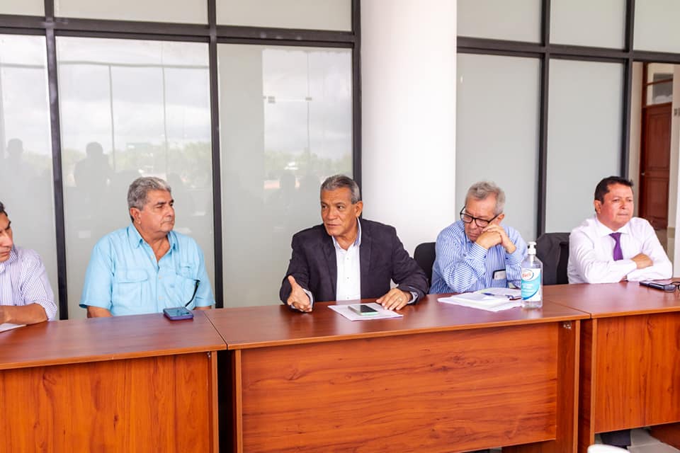 ALCALDE ASISTE A EXPOSICIÓN DE REPRESENTANTES DE FUNDACIÓN INSPIRATUS EN LA UNF SULLANA