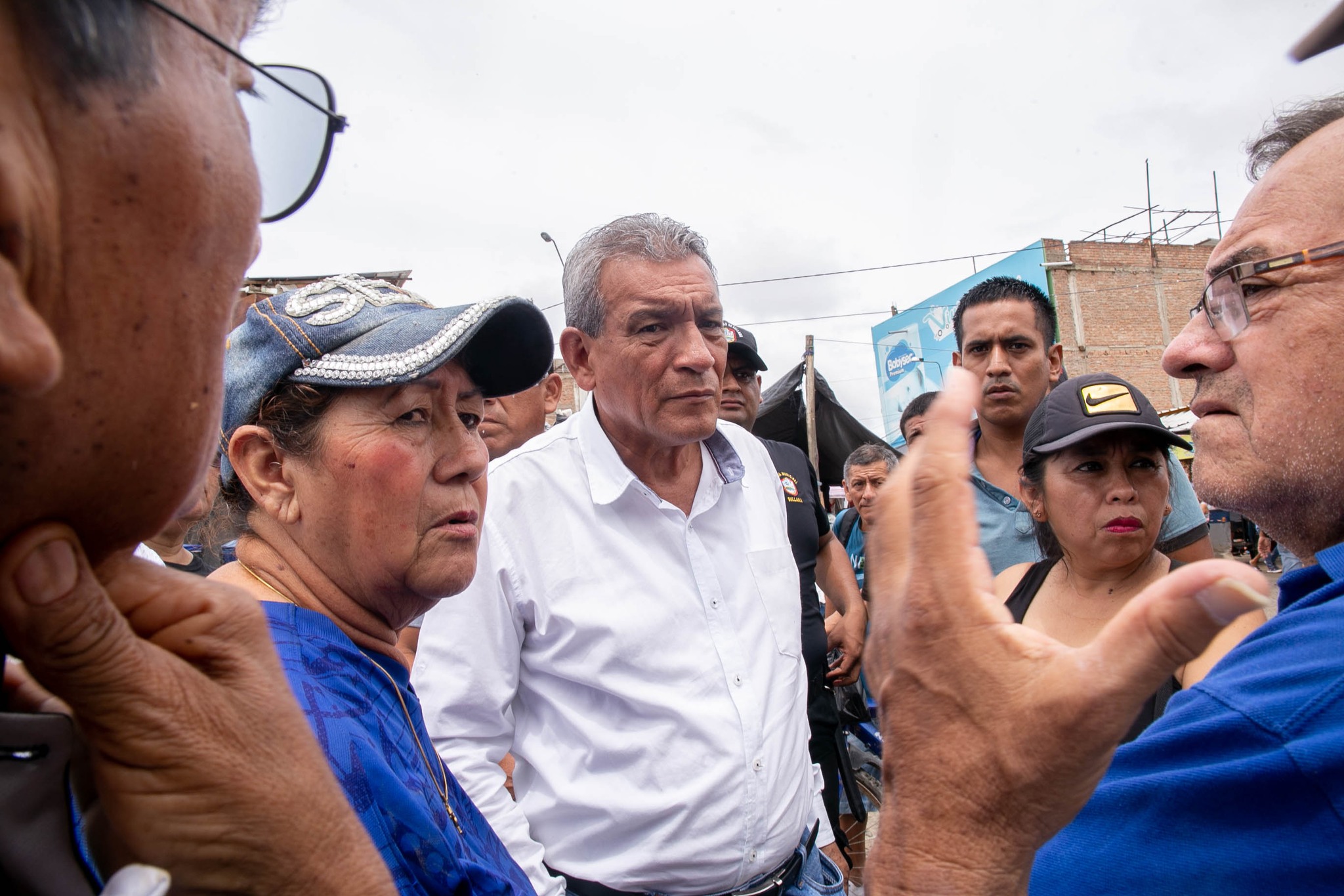 ALCALDE MARLEM MOGOLLÓN ATIENDE LLAMADO DE COMERCIANTES Y VECINOS DE SANTA TERESITA AFECTADOS POR LAS LLUVIAS
