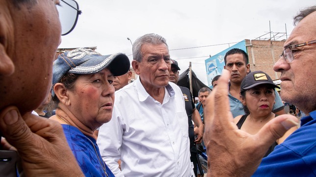 ALCALDE MARLEM MOGOLLÓN ATIENDE LLAMADO DE COMERCIANTES Y VECINOS DE SANTA TERESITA AFECTADOS POR LAS LLUVIAS