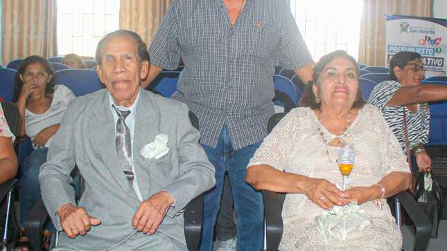Felíz Pareja Contrae Matrimonio Civil En El Auditorio Municipal De San Andrés, Despúes De Muchos Años.