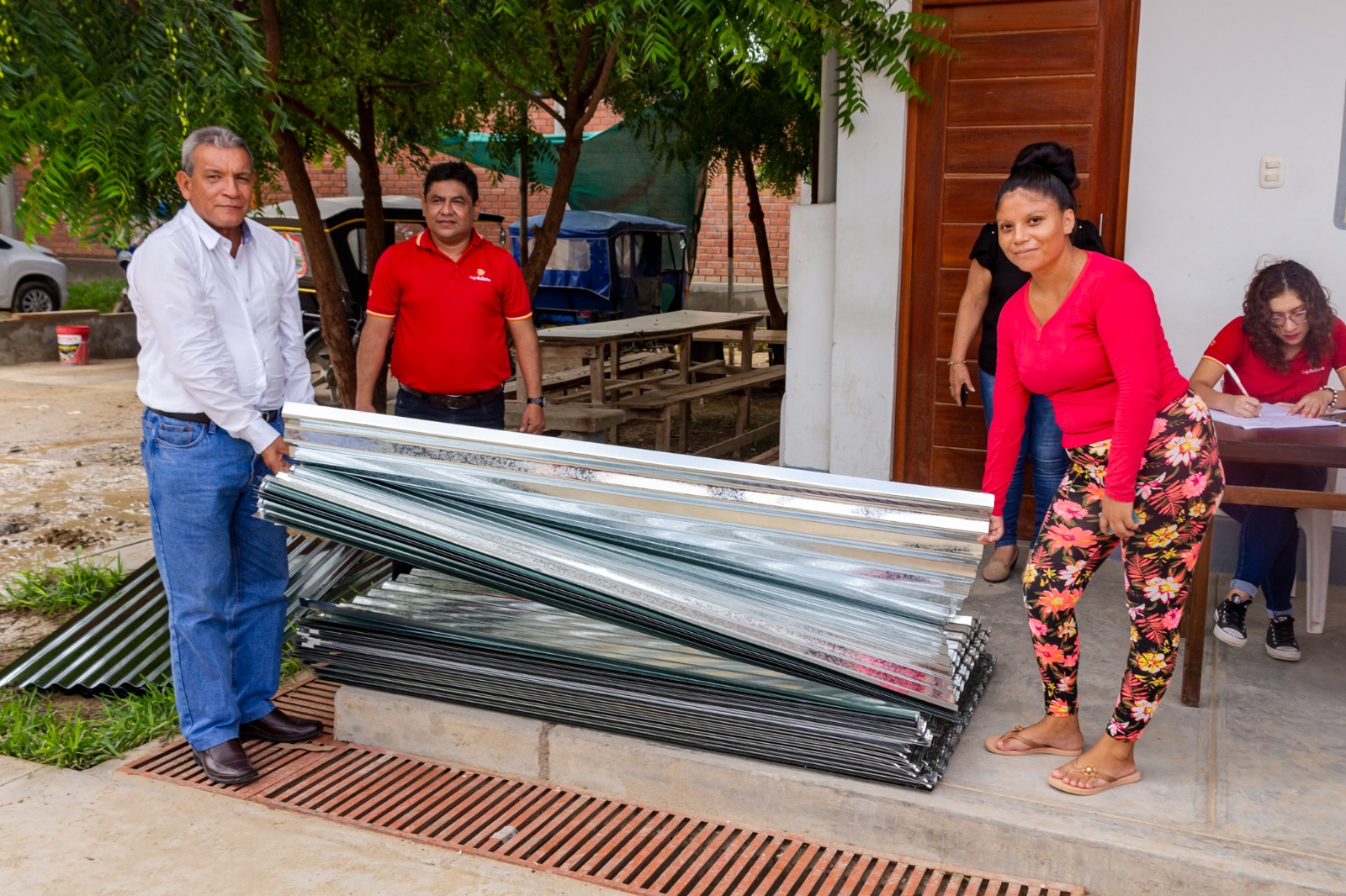 ALCALDE DE SULLANA MARLEM MOGOLLÓN ENTREGA AYUDA A DAMNIFICADOS POR LAS LLUVIAS