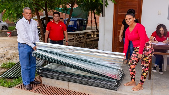 ALCALDE DE SULLANA MARLEM MOGOLLÓN ENTREGA AYUDA A DAMNIFICADOS POR LAS LLUVIAS