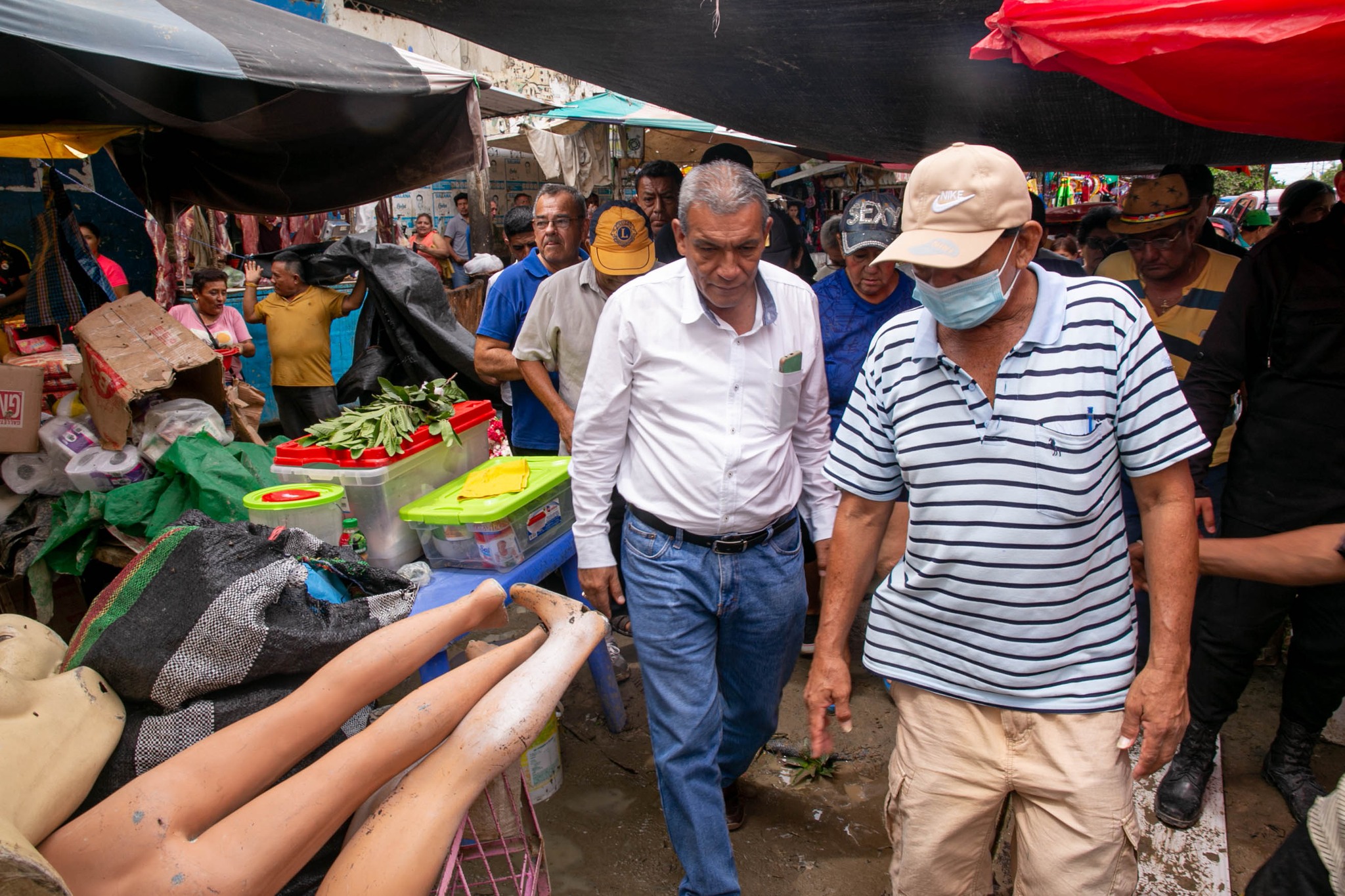 ALCALDE DE SULLANA CUMPLE CON AYUDA A COMERCIANTES AFECTADOS POR LAS LLUVIAS