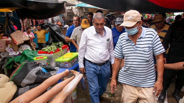ALCALDE DE SULLANA CUMPLE CON AYUDA A COMERCIANTES AFECTADOS POR LAS LLUVIAS