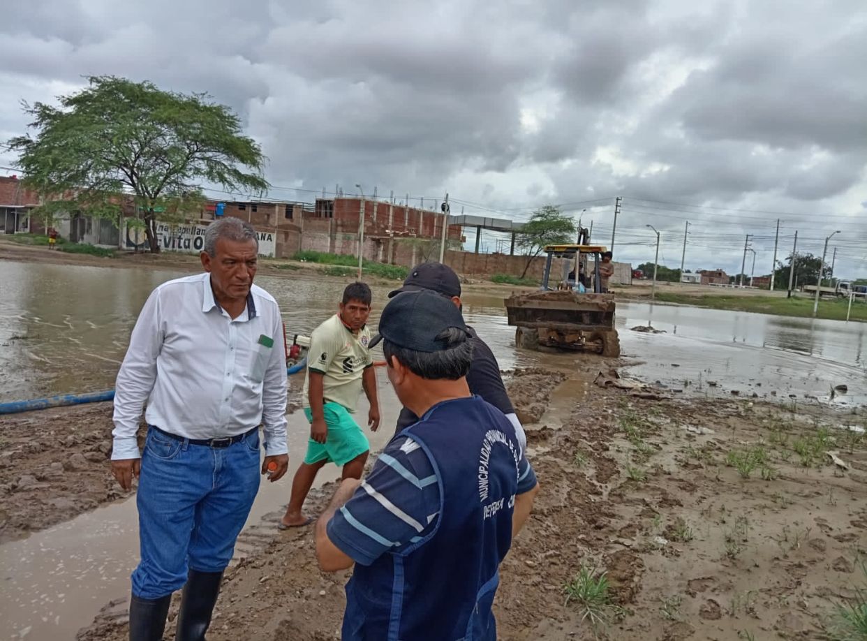 ALCALDE DE SULLANA MARLEM MOGOLLÓN ATIENDE A PERSONAS AFECTADAS POR LAS LLUVIAS EN VILLA PRIMAVERA Y DIFERENTES SECTORES DE SULLANA