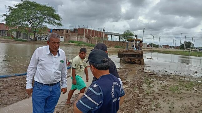 ALCALDE DE SULLANA MARLEM MOGOLLÓN ATIENDE A PERSONAS AFECTADAS POR LAS LLUVIAS EN VILLA PRIMAVERA Y DIFERENTES SECTORES DE SULLANA
