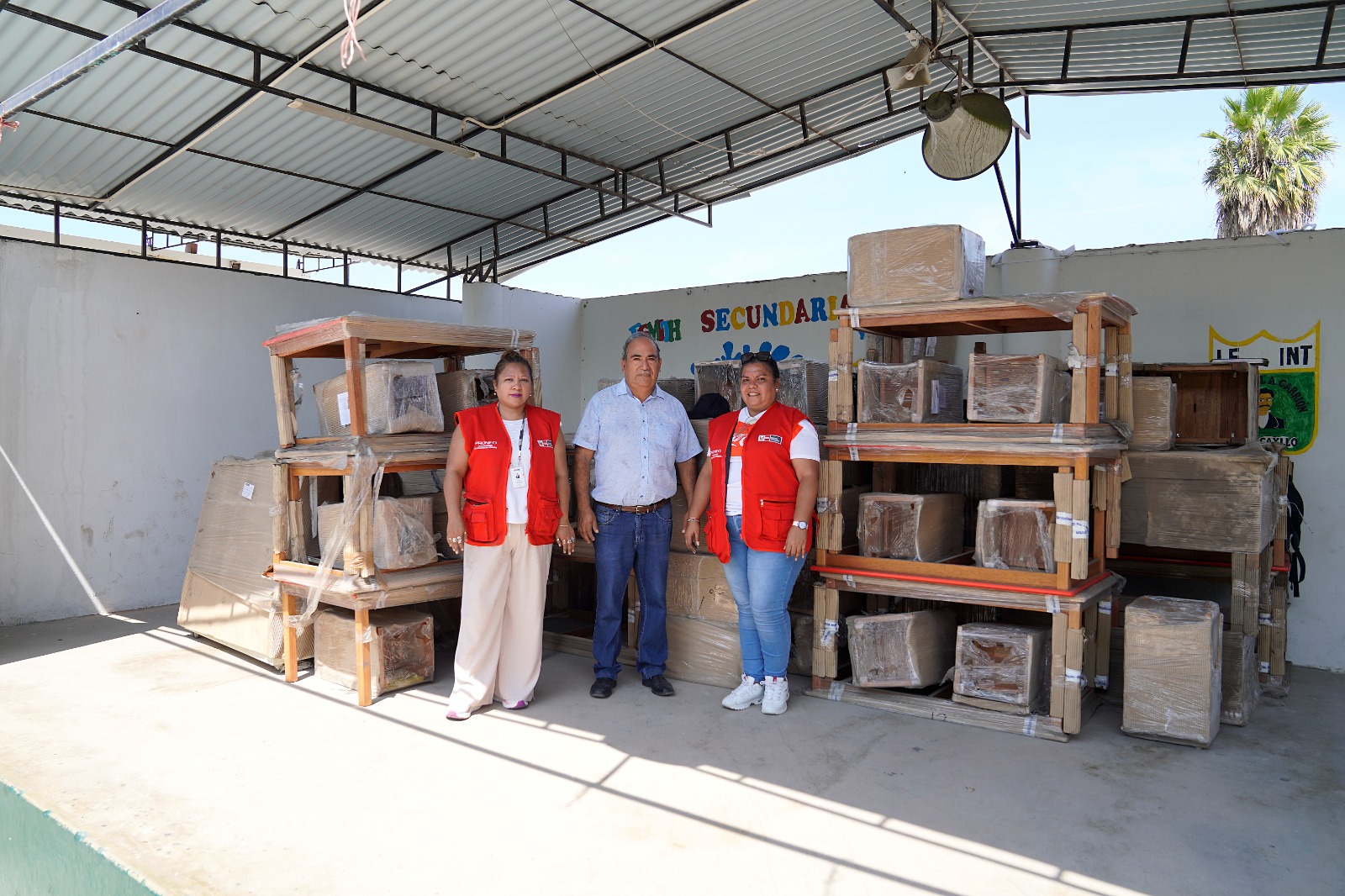 Escolares de Chancay reciben mobiliario educativo del Pronied