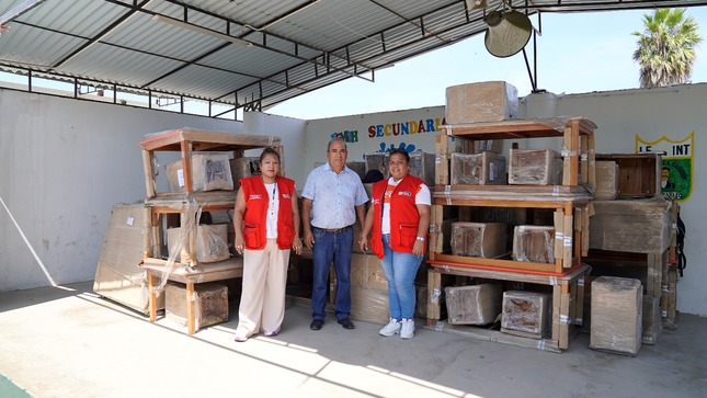 Escolares de Chancay reciben mobiliario educativo del Pronied
