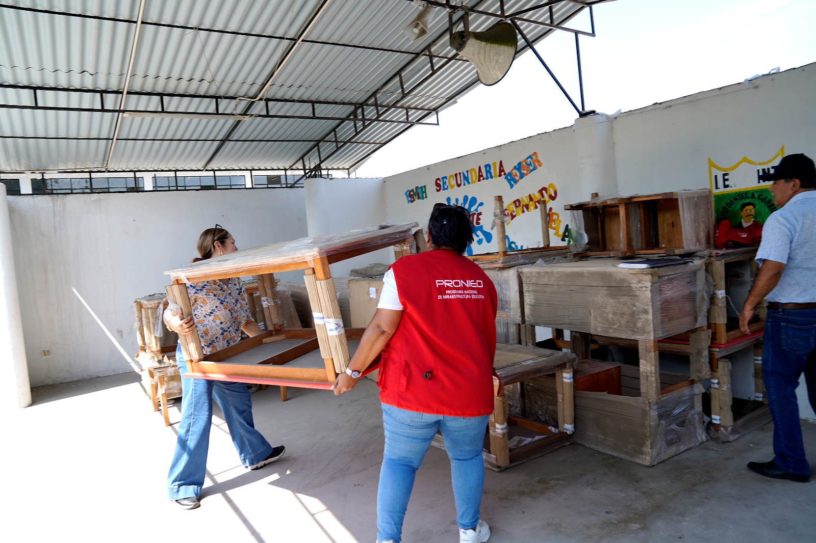 Escolares de Chancay reciben mobiliario educativo del Pronied