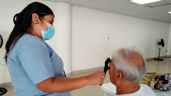 Adulto mayor recibiendo la atención de tamizaje