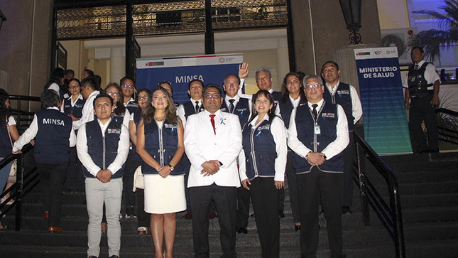 Foto 1 de Director General de la Diris Lima Centro participa en la iluminación simbólica por el Día Nacional de Concienciación del Autismo