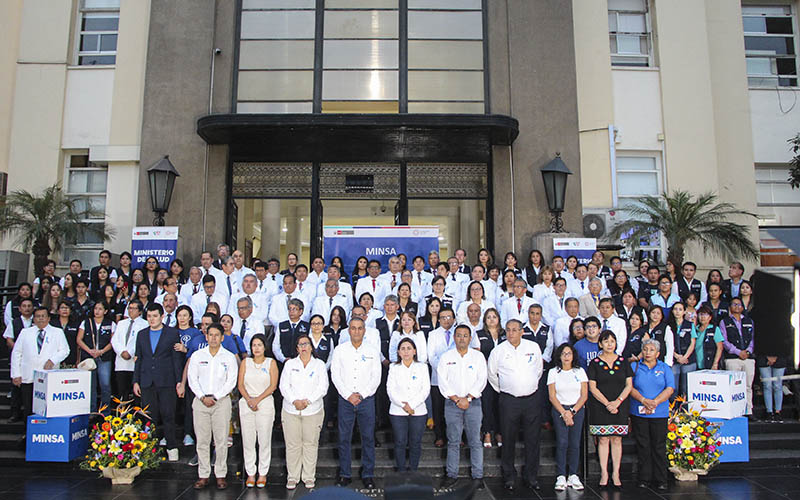 Foto 2 de Director General de la Diris Lima Centro participa en la iluminación simbólica por el Día Nacional de Concienciación del Autismo
