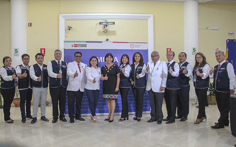 Foto 3 de Director General de la Diris Lima Centro participa en la iluminación simbólica por el Día Nacional de Concienciación del Autismo