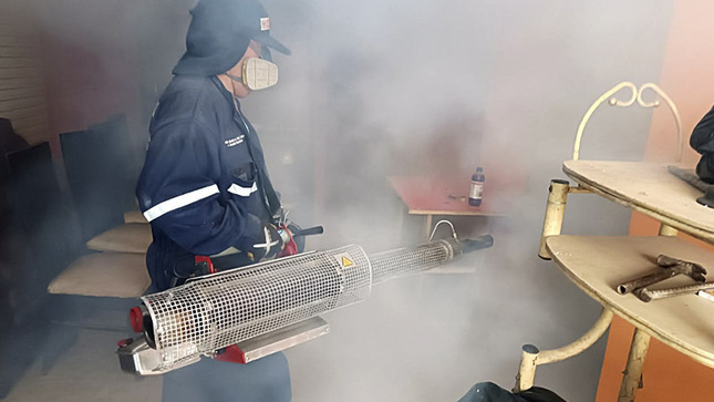 Foto 1 de Diris Lima Centro fumiga más de 4600 viviendas para eliminar el zancudo transmisor del dengue