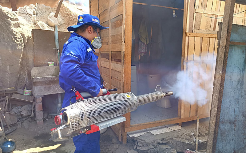 Foto 4 de Diris Lima Centro fumiga más de 4600 viviendas para eliminar el zancudo transmisor del dengue
