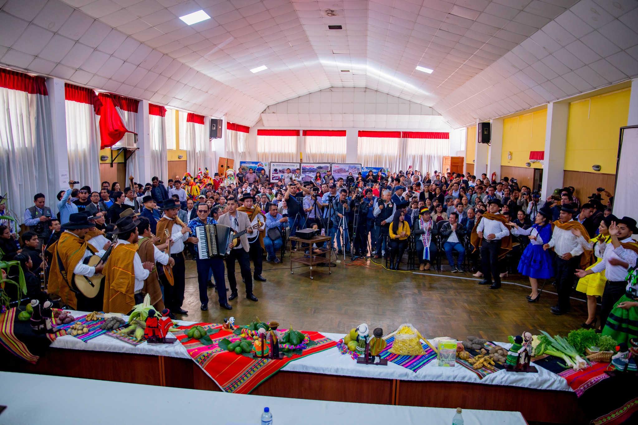Presentación del afiche por el 150° Aniversario de Apurímac