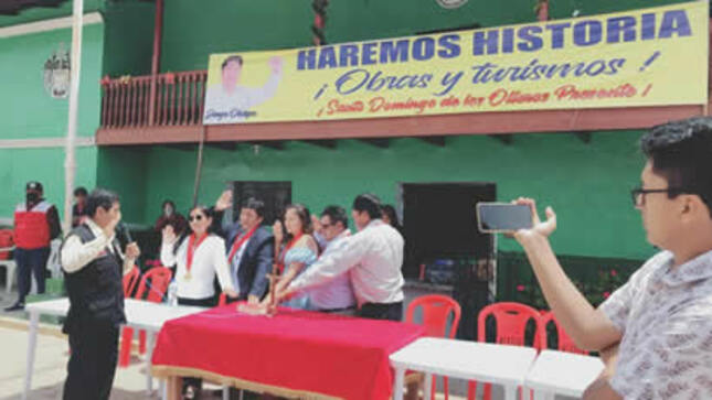Alcalde y regidores juramentando
