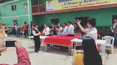 Alcalde y regidores juramentando