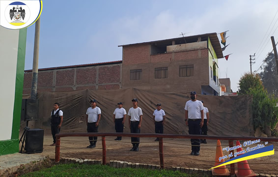 Izamiento del pabellón nacional y el inicio de la atención al público