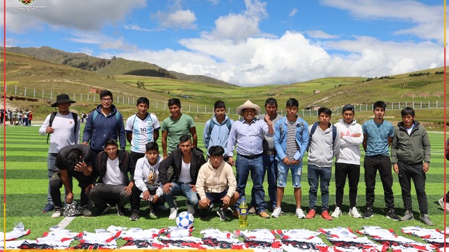 La Municipalidad Distrital de Colquemarca, encabezada por nuestro alcalde Prof. Santos Oviedo Ataucuri, llevó a cabo la entrega de implementos deportivos a los clubes que participan en el campeonato de la Copa Perú de la liga distrital de Colquemarca. La entrega se realizó el pasado en el Estadio Juan Velazco, donde los delegados de los 7 clubes deportivos: Estrella Roja de Ahuichanta, Club Deportivo Fuyani, Club Deportivo Peñarol de Armiri, Club Deportivo Livepool de Huisuray, Club Deportivo Palmeiras de Curpiri, Club Deportiva Villa Real de Totorani y Club Deportivo de Toromanya, recibieron camisetas, trusas, medias y balones de fútbol; todo ello con el objetivo de fortalecer la práctica del fútbol en nuestro distrito.
La entrega de estos implementos deportivos son parte de los esfuerzos de la Municipalidad Distrital de Colquemarca por promover y apoyar la práctica del deporte en nuestra comunidad. El alcalde, Prof. Santos Oviedo Ataucuri, destacó la importancia del fútbol como una actividad deportiva que promueve la salud, la integración y el desarrollo de habilidades en los jóvenes de nuestro distrito. Así mismo, en esta actividad estuvuieron presentes las regidoras Bertha Salhua Chacnama y Wilma Julia Yupanqui Ordoñez.
El presidente de la Liga Deportiva de Fútbol, Sr. Faustino Coaquira Huanca, expresó su agradecimiento a la actual gestión edil de la Municipalidad Distrital de Colquemarca por su apoyo constante a la promoción del deporte en nuestra comunidad. Asimismo, señaló que la primera fecha de la Copa Perú campaña 2023 ya ha iniciado, y que los clubes participantes están entusiasmados y comprometidos en dar lo mejor de sí en este importante campeonato.
La entrega de implementos deportivos a los clubes deportivos de Colquemarca es una muestra del compromiso de la Municipalidad Distrital por promover el deporte y fortalecer la práctica del fútbol en nuestro distrito. Con acciones como esta, seguimos trabajando en el desarrollo integral de nuestros jóvenes y en la consolidación del deporte como una herramienta de bienestar y progreso en nuestra comunidad.
¡Colquemarca, un nuevo comienzo con oportunidades para todos!
Prof. Santos Oviedo Ataucuri - Alcalde
Gestión 2023 - 2026

