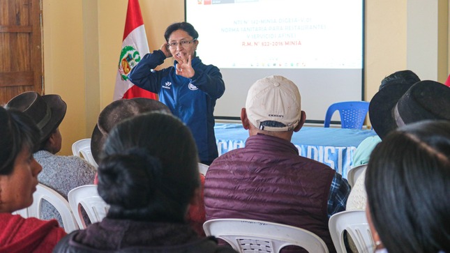 Capacitación sobre buenas prácticas de manipulación de alimentos.