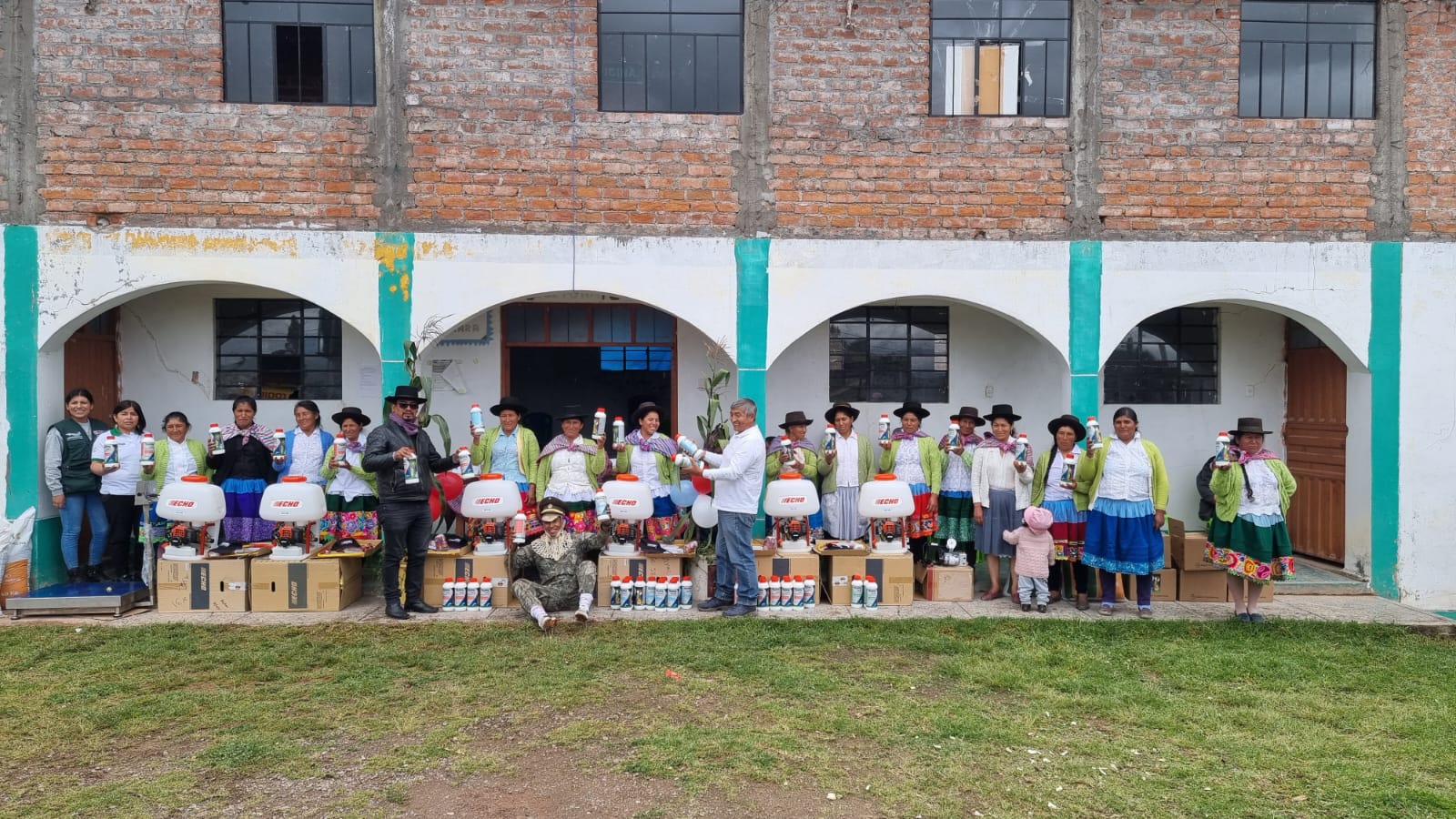 Entrega de bienes e insumos por parte de AGROIDEAS, a la Asociación de Mujeres Emprendedoras e Innovadores Sumaq Maki en Quiturara.