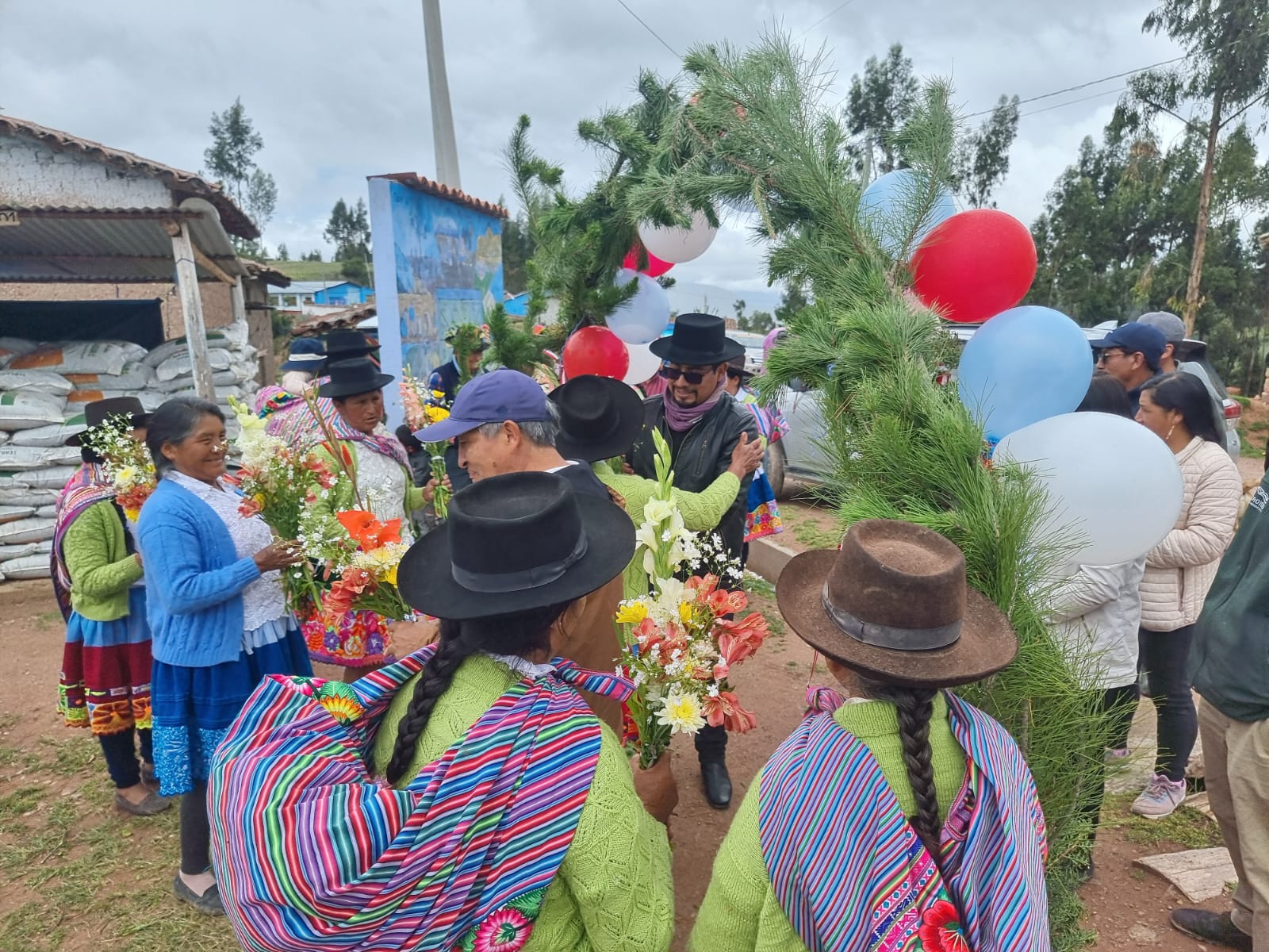 Entrega de bienes e insumos por parte de AGROIDEAS, a la Asociación de Mujeres Emprendedoras e Innovadores Sumaq Maki en Quiturara.