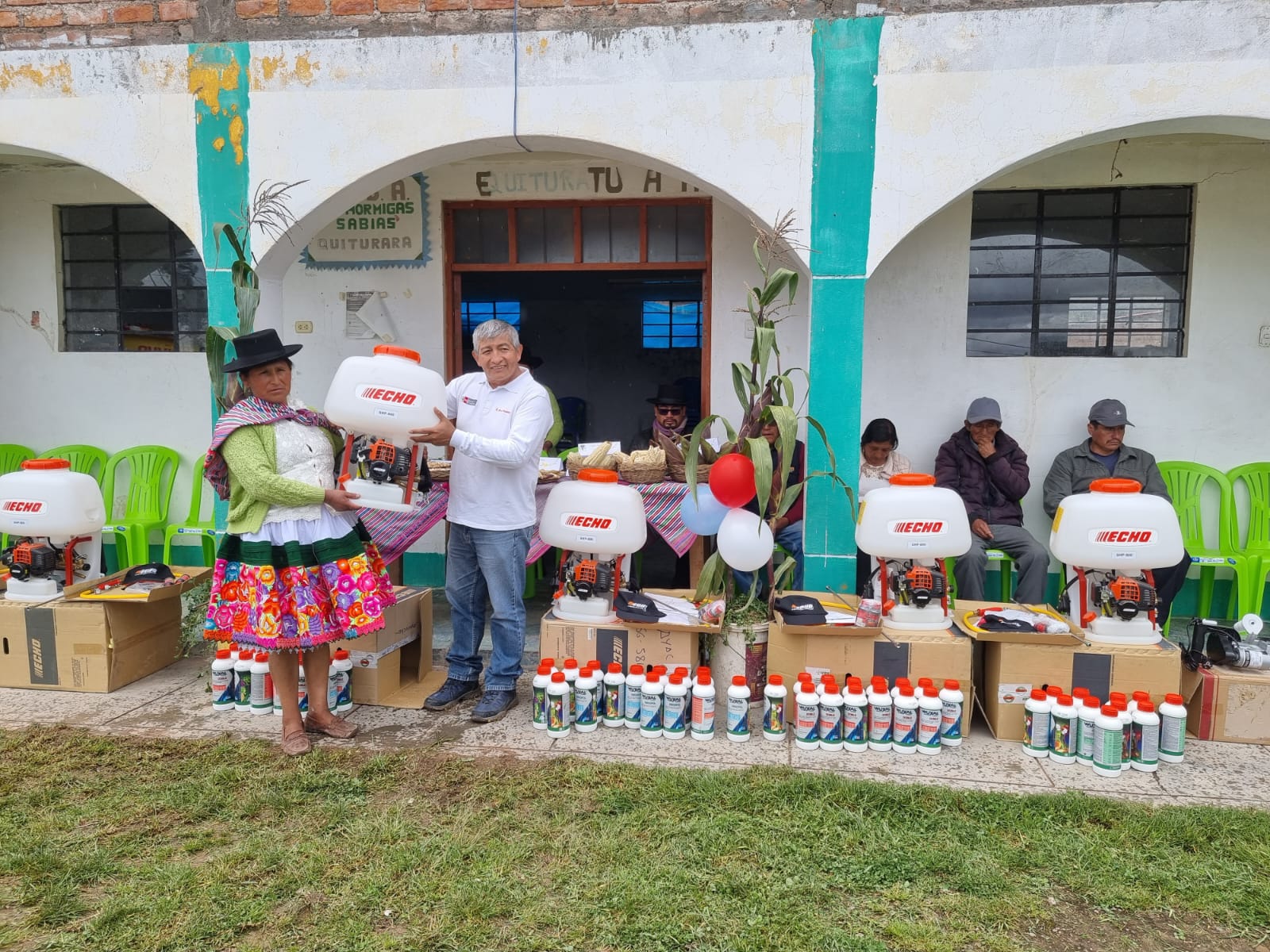Entrega de bienes e insumos por parte de AGROIDEAS, a la Asociación de Mujeres Emprendedoras e Innovadores Sumaq Maki en Quiturara.