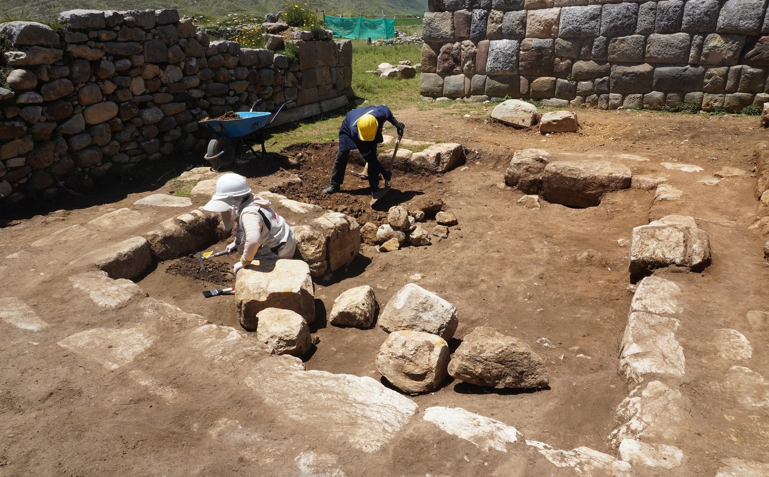 Inicios de las excavaciones en el baño del Inca