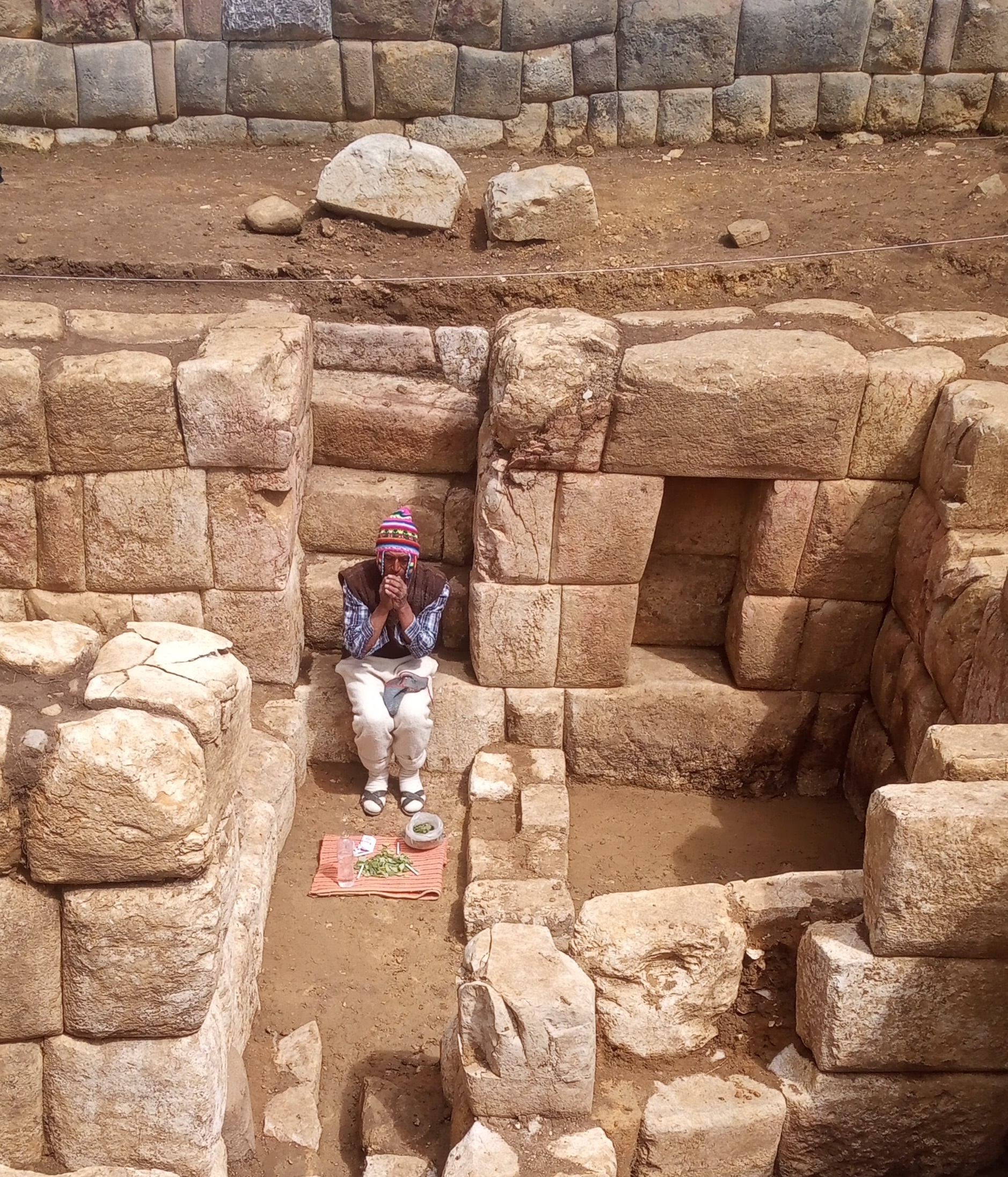 _comunero de la Comunidad Campesina Aguamiro realizando ofrenda en el baño del Inca