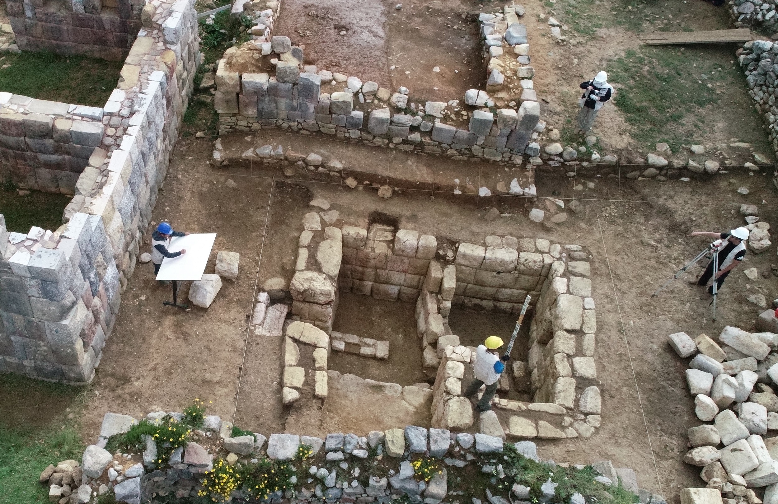 Labores de registro planimetrico del baño del Inca