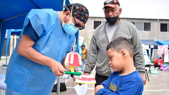 Personal de salud en sesión demostrativa de cepillado dental