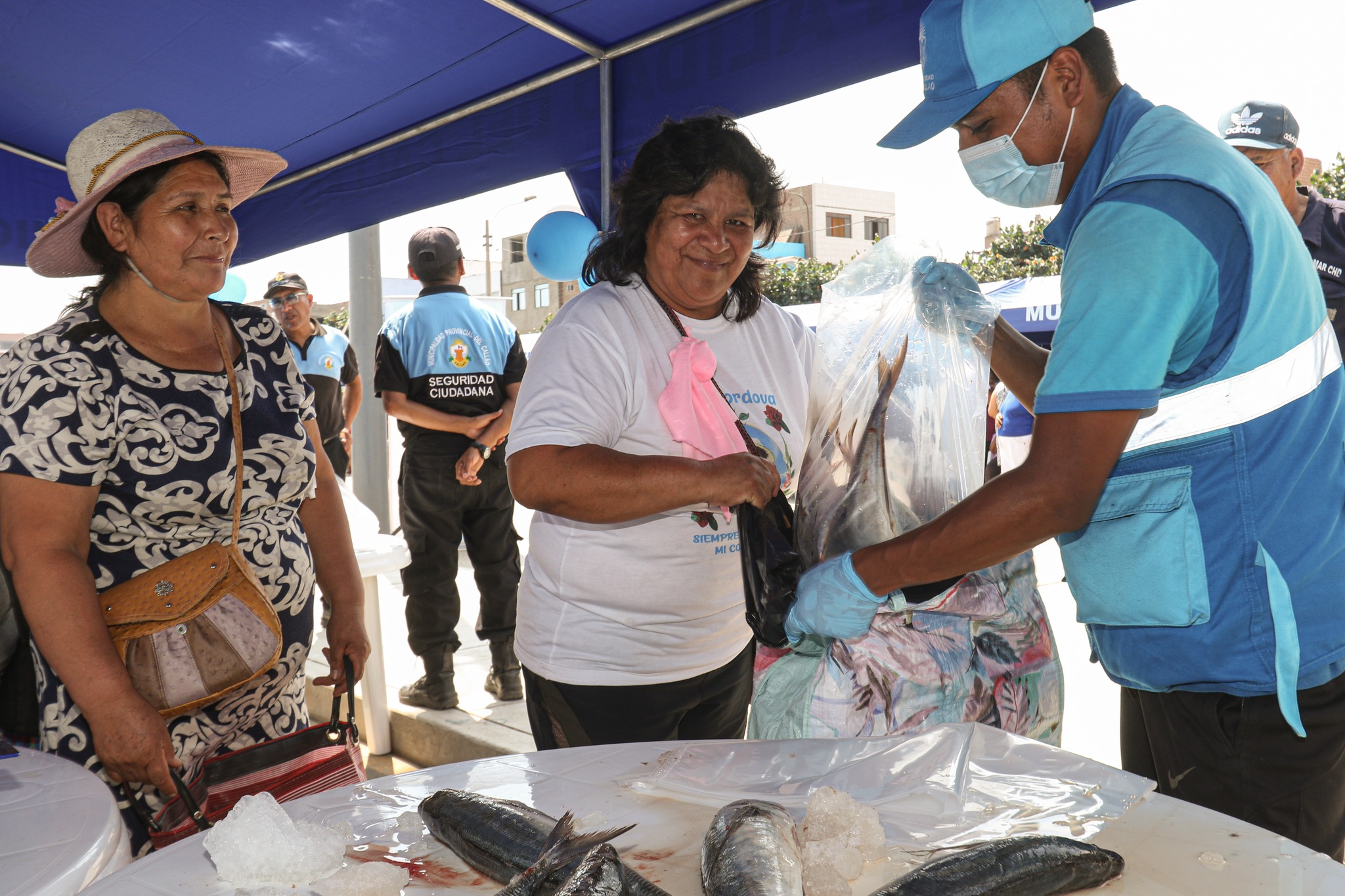 Con la finalidad de cuidar de nuestros vecinos y sus familias, la Municipalidad del Callao hizo la repartición de varias toneladas de pescado