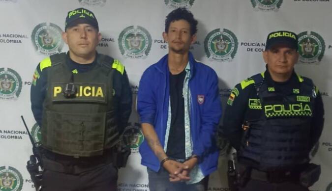 La Policía Nacional del Perú (PNP) confirmó la captura en Colombia de Sergio Tarache Parra, sujeto acusado de rociar gasolina y prenderle fuego a la joven Katherine Gómez (18) cerca de la plaza Dos de Mayo, en el Centro de Lima, el pasado 18 de marzo, causándole la muerte días después tras una dolorosa agonía.
Tarache Parra, quien estaba incluido en el Programa de Recompensas del Ministerio del Interior y por quien se ofrecía 50,000 soles de compensación económica, fue detenido al promediar las 7:00 p.m. de ayer, en la localidad de Barrios Unidos, en la ciudad de Bogotá, Colombia.
La captura, confirmada por el Comandante General de la Policía Nacional, Jorge Angulo, se produjo gracias a las coordinaciones entre las autoridades policiales de ambos países, y en base a la orden de captura internacional emitida por la Policía Nacional del Perú, a través de la Interpol, a la Policía Nacional de Colombia.
Al ser detenido, el presunto feminicida de nacionalidad venezolana no contaba con documentos personales, por lo que fue difícil su identificación en aquel momento. Gracias a la posterior intervención de la Superintendencia Nacional de Migraciones del Perú, que remitió la ficha con sus huellas dactilares, fue posible su identificación plena.
El Mininter confirmó que el Gobierno peruano ha iniciado, a través de Cancillería, los procedimientos para su pronta extradición al Perú a fin de que el presunto feminicida responda por su crimen.
El sujeto es solicitado en nuestro país por el 21° Juzgado de Investigación de la Corte Superior de Justicia de Lima, que ordenó la ubicación y captura a nivel nacional e internacional.