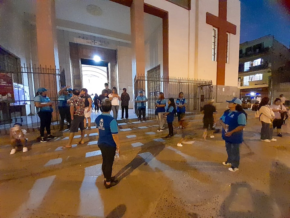 Personal de la municipalidad asistió, vigiló y ayudó a cada uno de los fieles chalacos que llegaron a recorrer las 7 iglesias este jueves santo.