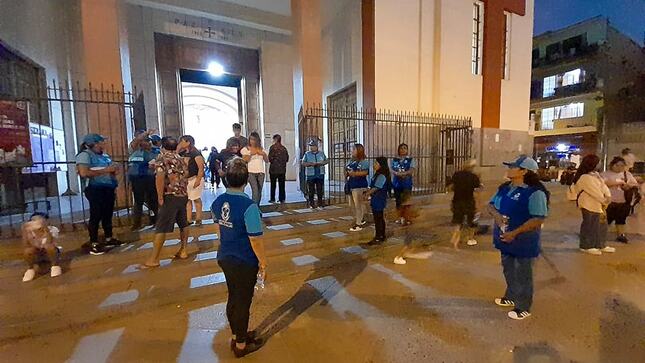 Personal de la municipalidad asistió, vigiló y ayudó a cada uno de los fieles chalacos que llegaron a recorrer las 7 iglesias este jueves santo.