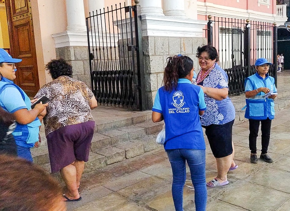 Personal de la municipalidad asistió, vigiló y ayudó a cada uno de los fieles chalacos que llegaron a recorrer las 7 iglesias este jueves santo.