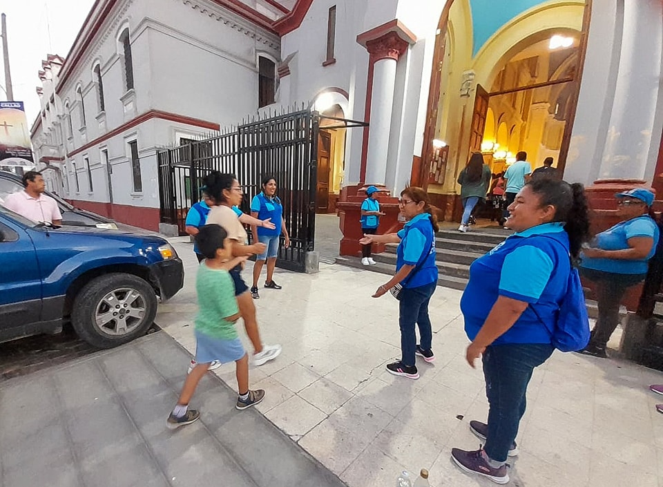Personal de la municipalidad asistió, vigiló y ayudó a cada uno de los fieles chalacos que llegaron a recorrer las 7 iglesias este jueves santo.