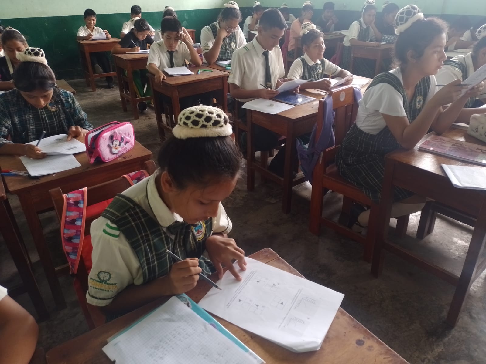 Estudiantes del colegio José Olaya Balandra de Limón realizando sus examenes.