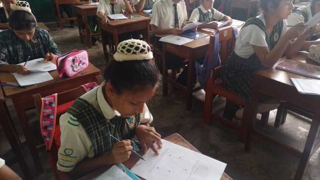 Estudiantes del colegio José Olaya Balandra de Limón realizando sus examenes.