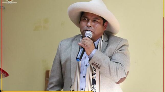 El lunes 10 de abril, se llevó a cabo la Reunión de Informe Trimestral del Comité Distrital de Seguridad Ciudadana (CODISEC), presidida por el Alcalde Prof. Santos Oviedo Ataucuri en el auditorio de la Municipalidad Distrital de Colquemarca.
La importante reunión contó con la participación de todas las autoridades quienes conforman CODISEC, como presidente de la Liga Agraria, Ronda Campesina, Seguridad Ciudadana, Red de Salud de Colquemarca, PNP de la comisaria de la Provincia Chumbivilcas, juez de paz del Distrito de Colquemarca, así como público en general. Durante la reunión, se informaron los avances y actividades realizadas durante el primer trimestre del año.
El Alcalde Prof. Santos Oviedo Ataucuri destacó la importancia del trabajo conjunto entre las diferentes instituciones y la comunidad para garantizar la seguridad ciudadana en el distrito. Además, informó que se están desarrollándose las ordenanzas municipales necesarias para luego socializar con las autoridades que conforman, para que el CODISEC entre en acción plenamente, con los instrumentos legales necesarios para poner orden en el distrito.
"Estamos comprometidos en promover la participación ciudadana y fortalecer la seguridad en nuestro distrito. Con la implementación del CODISEC y el trabajo conjunto con todas las instituciones y la comunidad, buscamos generar un ambiente seguro y tranquilo para nuestros vecinos", afirmó el Alcalde Prof. Santos Oviedo Ataucuri durante la reunión.
En la reunión se presentaron el informe trimestral a cargo del secretario técnico de CODISEC, quien dio a conocer las acciones realizadas en materia de seguridad ciudadana durante el primer trimestre del año. Asimismo, se discutieron estrategias y propuestas para fortalecer la seguridad en el distrito, incluyendo la implementación de programas preventivos y de participación ciudadana.
El Alcalde Prof. Santos Oviedo Ataucuri agradeció la participación activa de todas las instituciones y la comunidad en la reunión, destacando la importancia de trabajar juntos en pro de la seguridad y el bienestar de Colquemarca.
Con estas acciones, la Municipalidad Distrital de Colquemarca reafirma su compromiso con la seguridad ciudadana y el trabajo conjunto con todas las instituciones y la comunidad, en aras de brindar un ambiente seguro y tranquilo para sus habitantes.
¡Colquemarca, un nuevo comienzo con oportunidades para todos!
Prof. Santos Oviedo Ataucuri - Alcalde
Gestión 2023 - 2026
