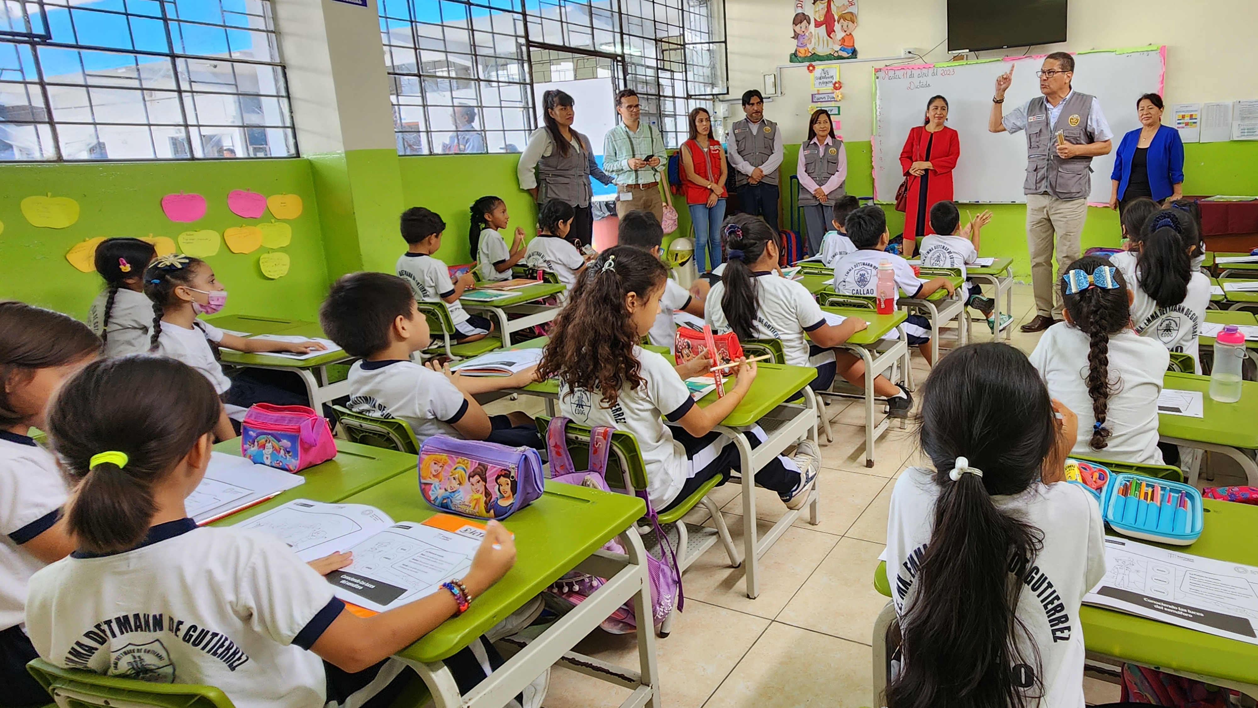 Con el objetivo de promover una cultura de paz y sana convivencia en entornos escolares, el Ministerio del Interior (Mininter), a través de la Dirección General de Seguridad Democrática (DGSD), viene implementando la estrategia denominada “Fortalecimiento de las actividades preventivas que ejecutan las comisarías básicas en las instituciones educativas de Lima y Callao”.
Las acciones permiten desarrollar talleres dirigidos a los estudiantes para la prevención de factores de riesgo como violencia escolar, bullying, consumo de drogas, violencia familiar y sexual, entre otros. Asimismo, se realizan reuniones con docentes y padres de familia, actores fundamentales que están comprometidos activamente en este trabajo preventivo.