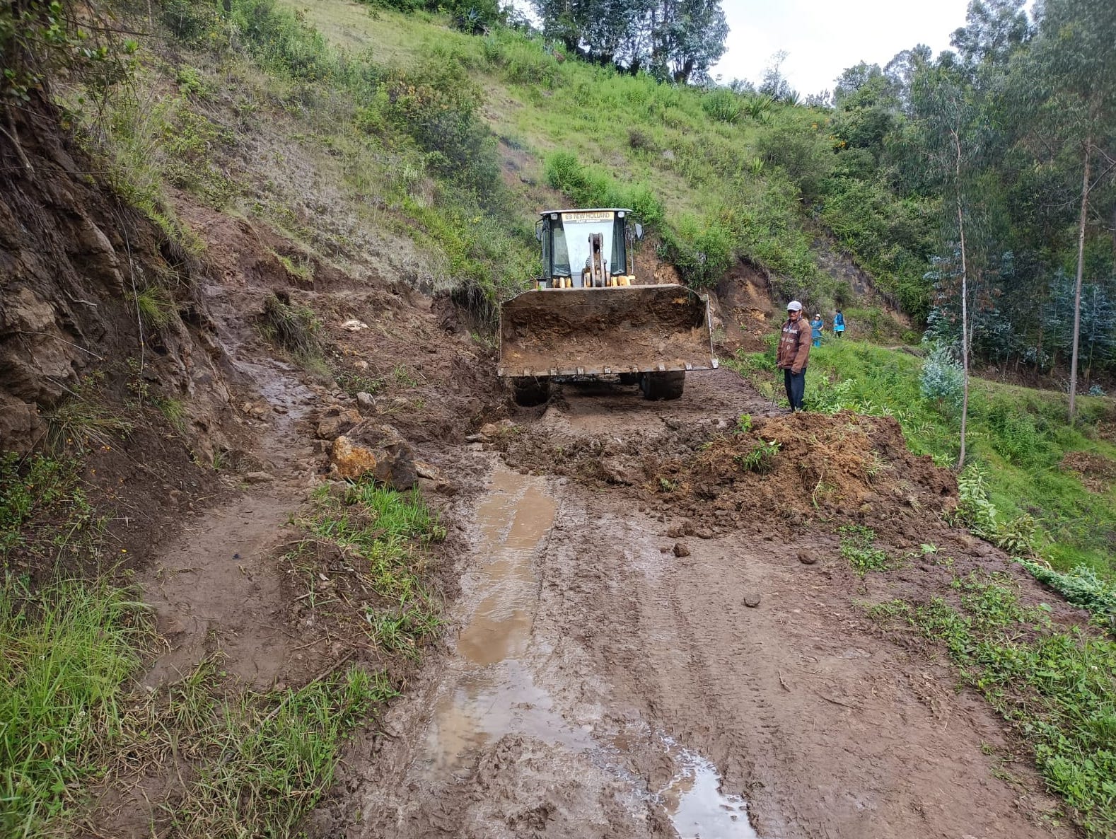 maquinaria realizando limpieza de derrumbe en vía