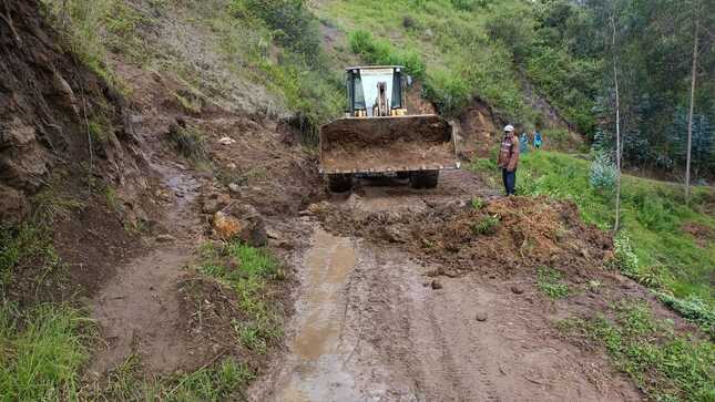 maquinaria realizando limpieza de derrumbe en vía