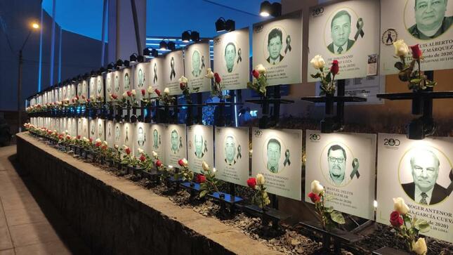 Ministra Rosa Gutiérrez conmemora a 581 médicos fallecidos durante la pandemia Covid-19