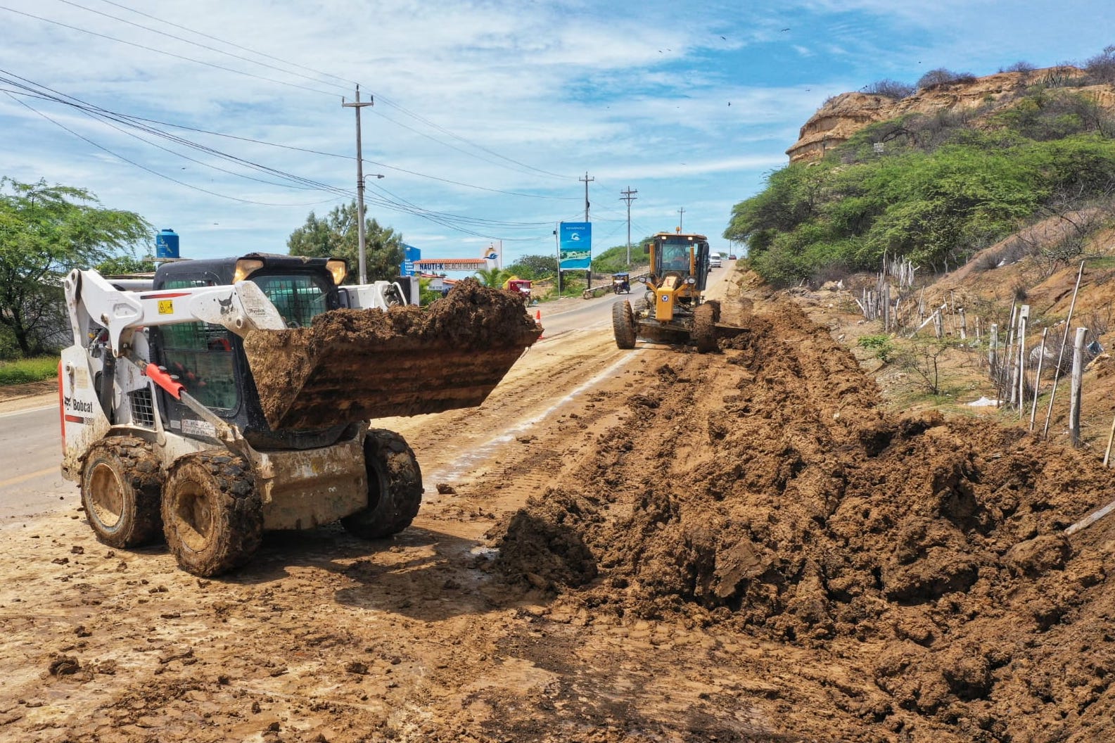 maquinaria realizando limpieza de vía por derrumbe